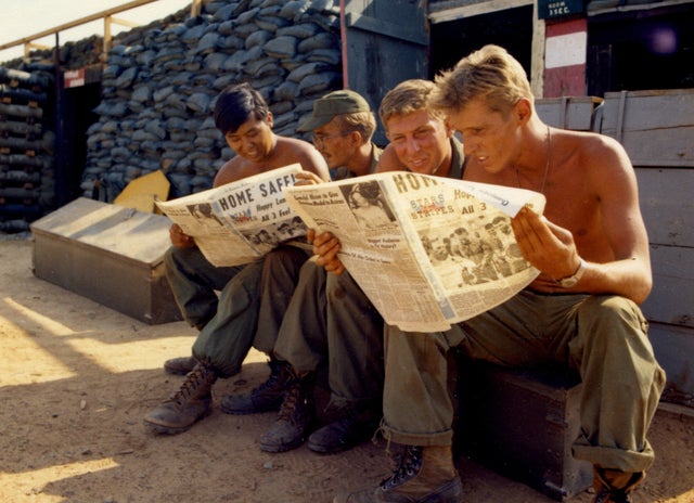 Soldiers Read About Apollo 13 