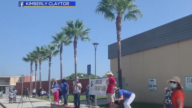 costa-mesa-protest-against-school-reopening.jpg 