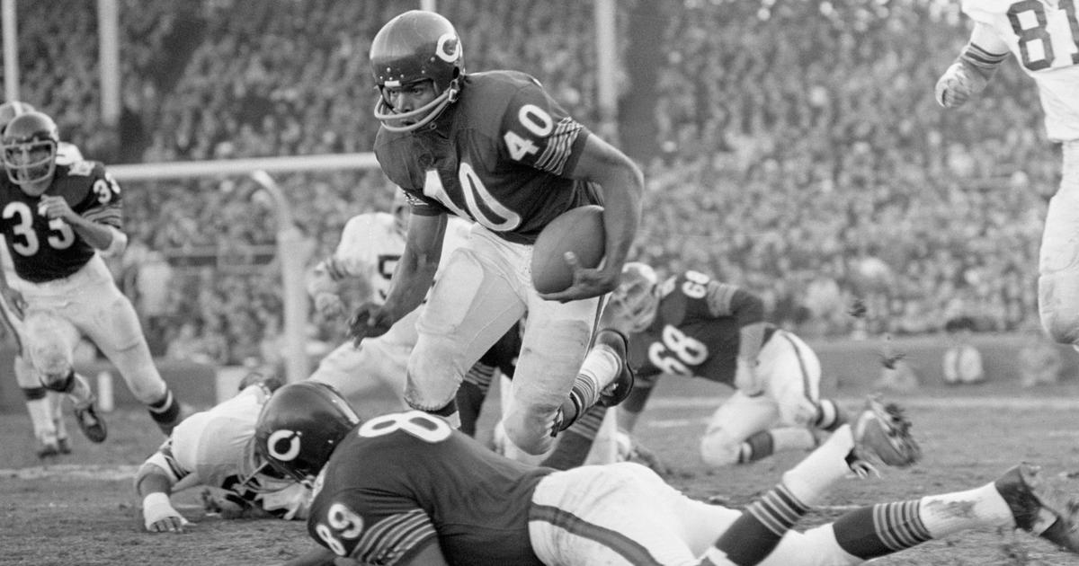 Gale Sayers, NFL icon and Chicago Bears legend, dies at 77 - CBS News