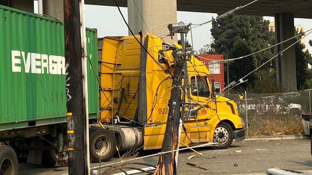 W-Oak-crash-power-pole.jpg 