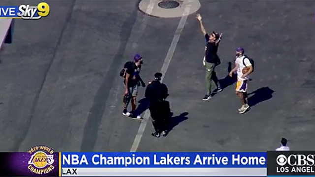 lakers-arrive-lax.png 