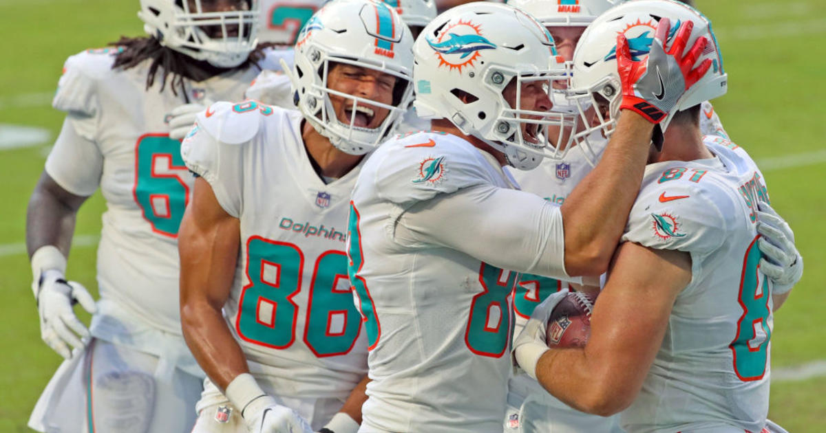 Dolphins extend TE Durham Smythe through 2025 season - CBS Miami