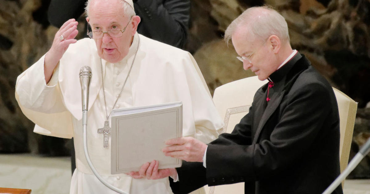 Pope Francis praises Father James Martin during audience with Vatican  communicators - Outreach