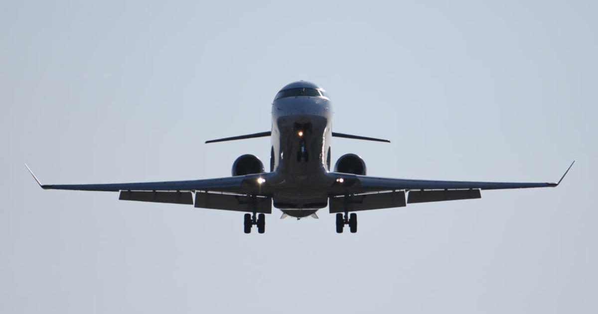 Minnesota Vikings plane slides off runway - CBS News