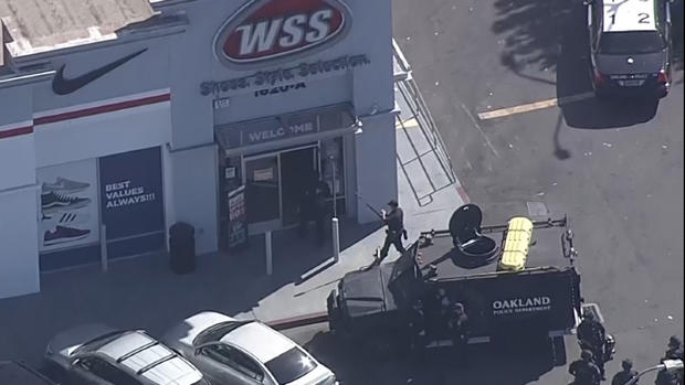 Oakland armed suspect standoff 