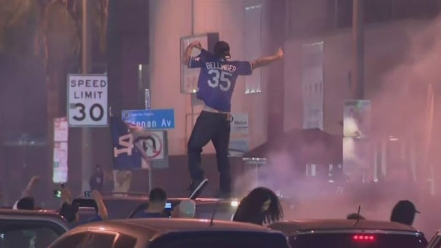 dodgers-fans.jpg 