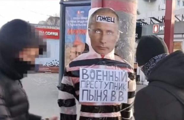 putin-mannequin-protest.jpg 