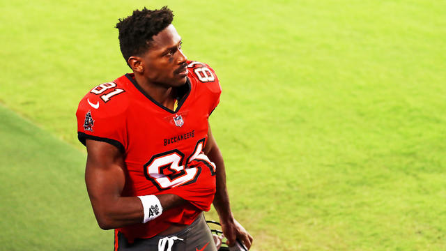 Antonio Brown Makes Unremarkable 2020 Debut With Buccaneers, Tom Brady -  CBS Boston