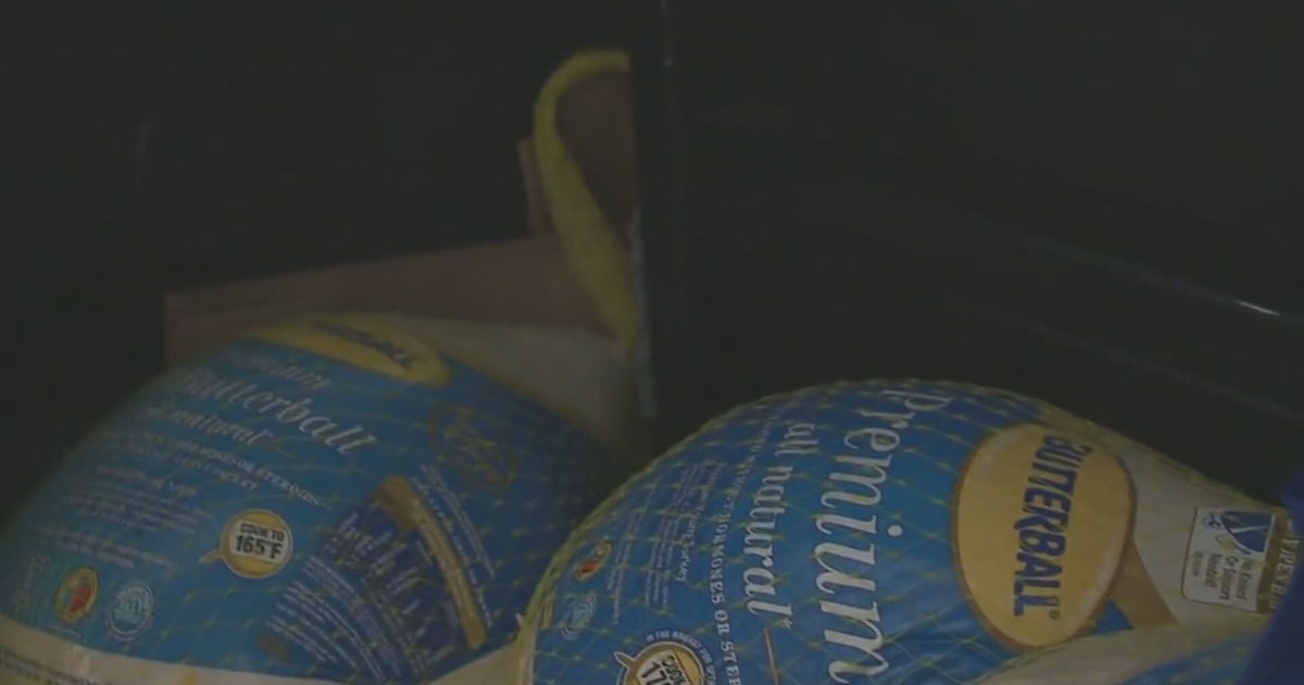 Denver police department delivers thanksgiving meals to those in need