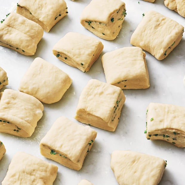 pull-apart-sour-cream-and-chive-rolls-c-bon-appetit.jpg 