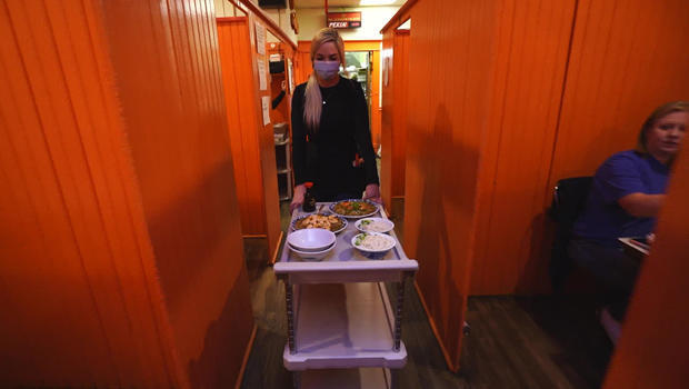 pekin-noodle-parlor-booths-620.jpg 