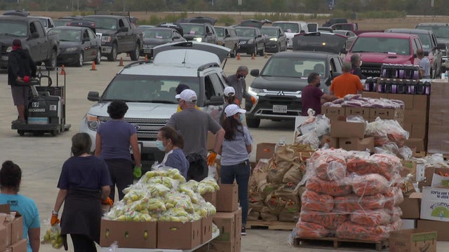 san-antonio-food-bank-cars-lined-up-1280.jpg 