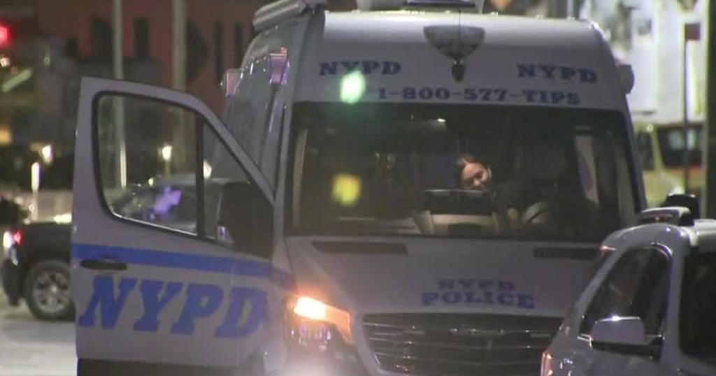 NYPD Officer Assaulted By Multiple People While Jogging In Queens CBS