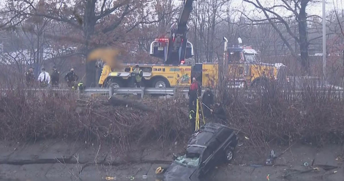 Car Veers Off Essex County Highway Plunges Into Passaic River Cbs New York 