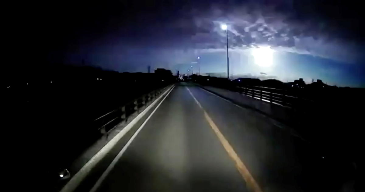 Meteor as bright as the full moon caught on camera in Japan - CBS News