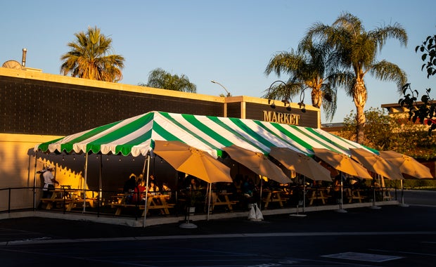 Outdoor dining at the Market Broiler in Riverside, CA 