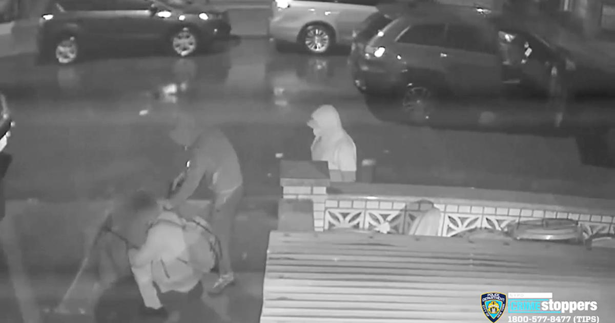 Caught On Video: Gunpoint Robbery In Brooklyn - CBS New York