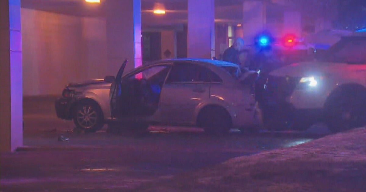 Denver Police Chase Carjacking Suspect Into Aurora - CBS Colorado