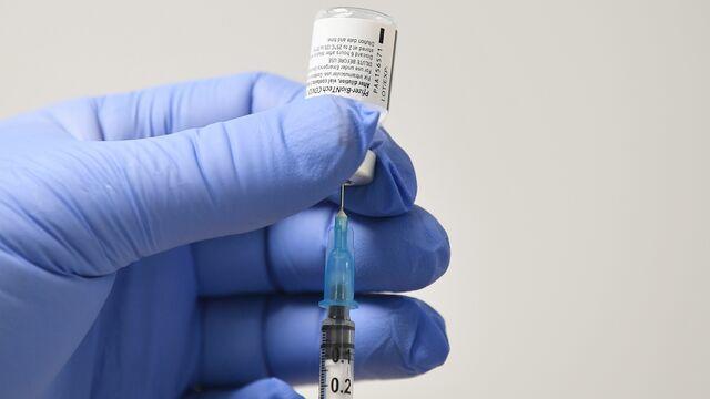 cbsn-fusion-health-care-workers-receive-first-doses-of-covid-19-vaccine-thumbnail-611269-640x360.jpg 