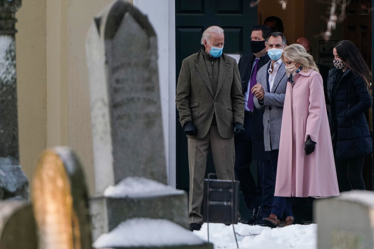 Joe Biden visits graves of first wife and baby daughter on 48th(02)