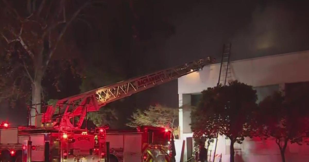80 Firefighters Respond To 3 Alarm Fire At Vacant Sacramento Building Cbs Sacramento 8343