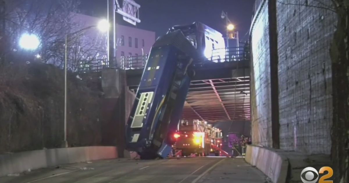 Shocking Scene Mta Bus Crashes Through Barrier And Dangles Over Cross Bronx Expressway Cbs 9895