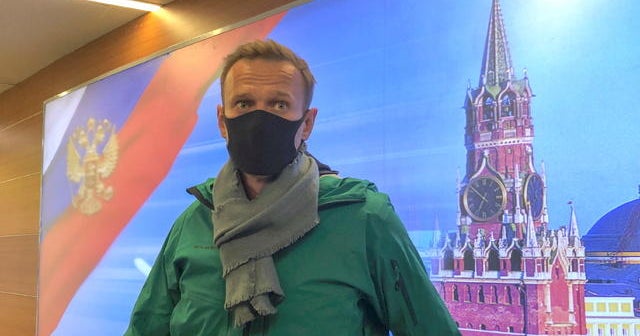Russian opposition leader Alexey Navalny returns to Moscow and is ...