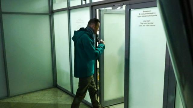 cbsn-fusion-russian-opposition-leader-alexey-navalny-detained-at-airport-after-recovery-from-poisoning-thumbnail-628479-640x360.jpg 