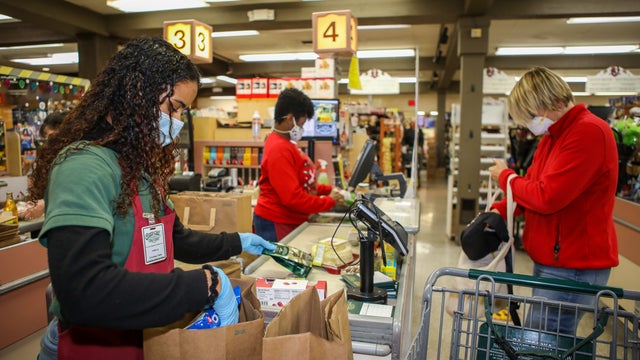 grocery-worker.jpg 