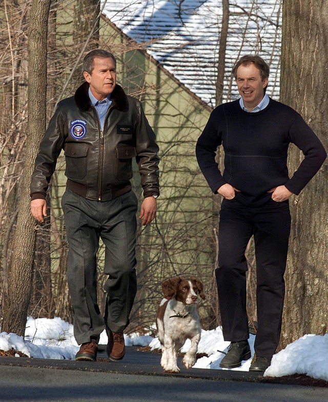 US President George W. Bush (L) walks with British