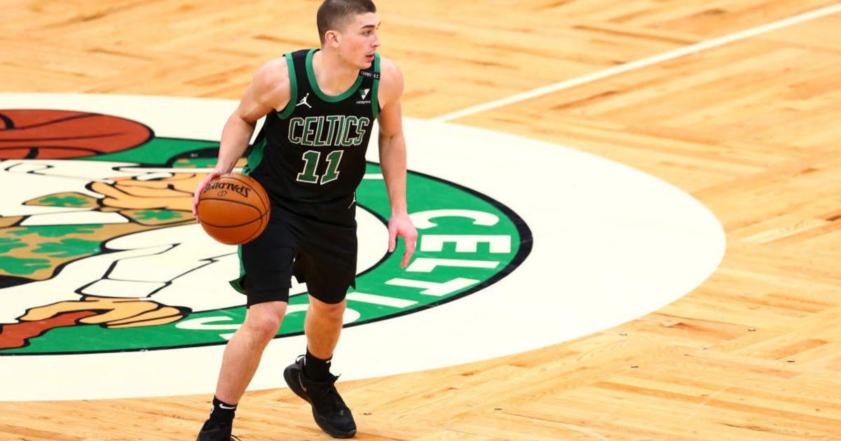 Payton Pritchard helped to Celtics locker room, out with sprained
