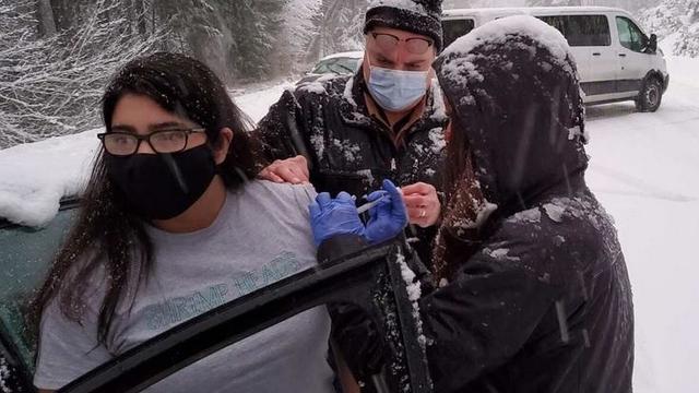 josephine-county-oregon-health-dept-workers-give-vaccine-shots-to-fellow-stranded-drivers-012621.jpg 