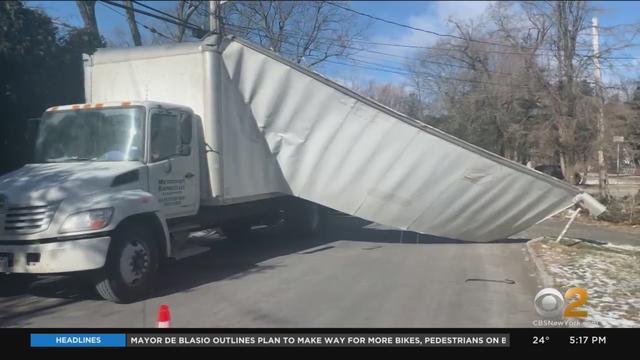 truck-hits-overpass-scarsdale-hutch.jpg 