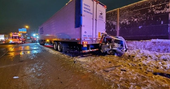 2 People Hospitalized With Serious Injuries After I-80/94 Crash - CBS ...
