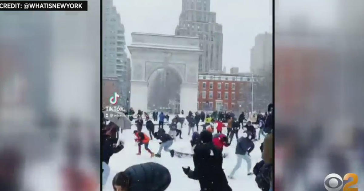 SEE IT: New Yorkers Start Mass Snowball Fight In Washington Square