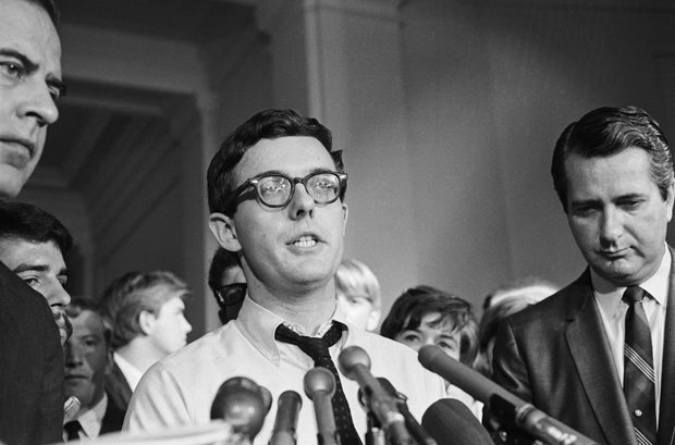 Rennie Davis Speaks to Press