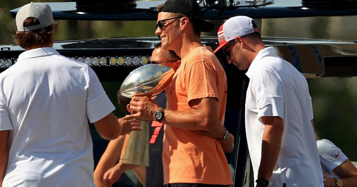 Tom Brady throws Super Bowl trophy from one boat to another