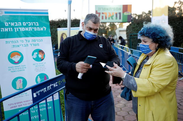Vaccinated seniors attend a show at Tel Aviv park 