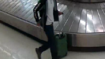 DIA-Luggage-Theft-2-from-Dnvr-PD-and-Crime-Stoppers.png 