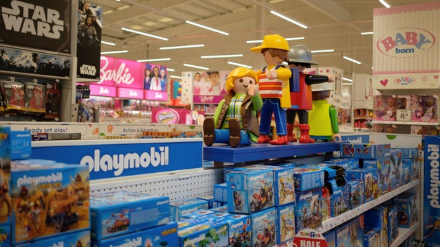 toy_store_849480582.jpg 