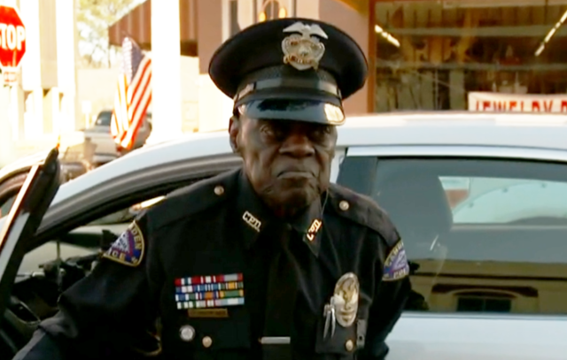 91-year-old police officer has no to retire - CBS News