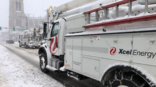 Xcel-Energy-trucks-driving-in-the-snow.jpg 