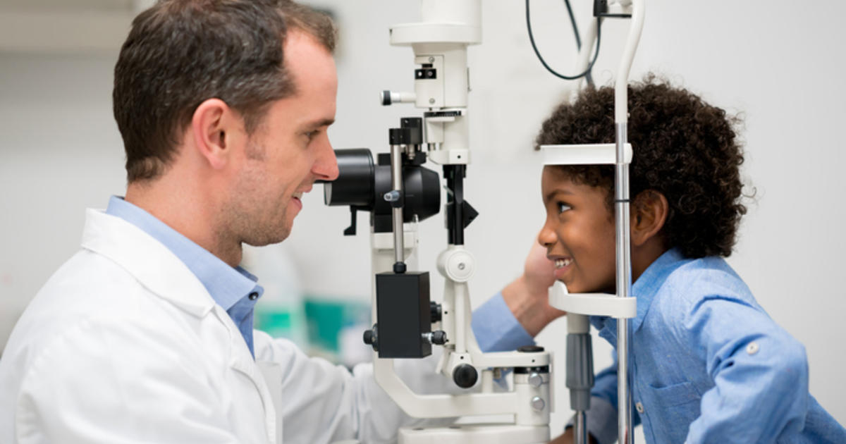 Очен преглед включен ли е в контролния списък на вашето дете за училище? Ето защо лекарите го препоръчват.