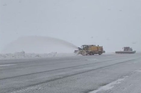 DIA Reopens Some Runways After Blizzard - CBS Colorado