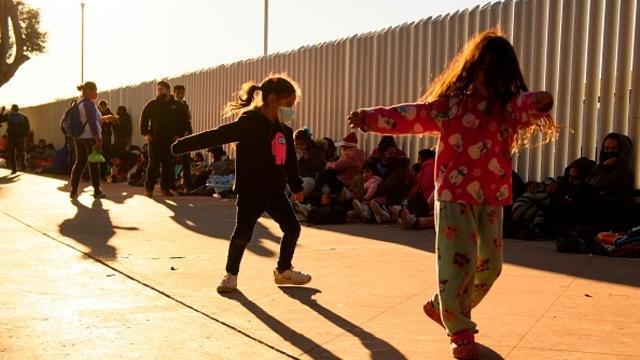 cbsn-fusion-record-number-of-children-being-held-at-the-us-mexico-border-thumbnail-669250-640x360.jpg 
