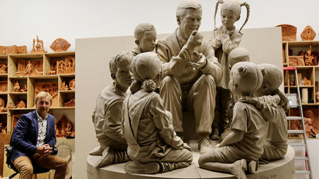 Rollins-College-Fred-Rogers-Sculpture.jpg 
