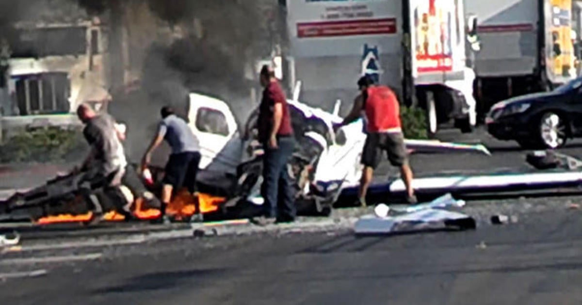 Dramatic cell phone video captures parking lot plane crash - CBS News