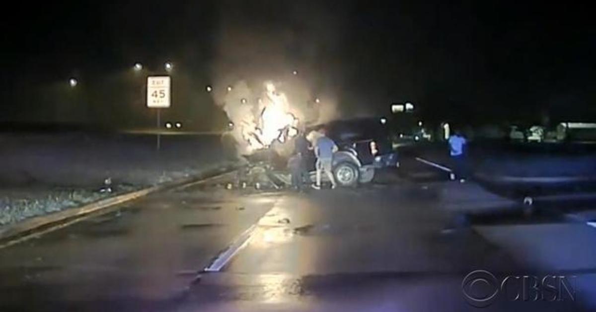 Police Officers Pull Driver From Burning Car Cbs News 7610