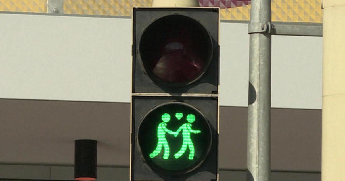 Same Sex Traffic Signals On The Streets Of Vienna Cbs News 1466