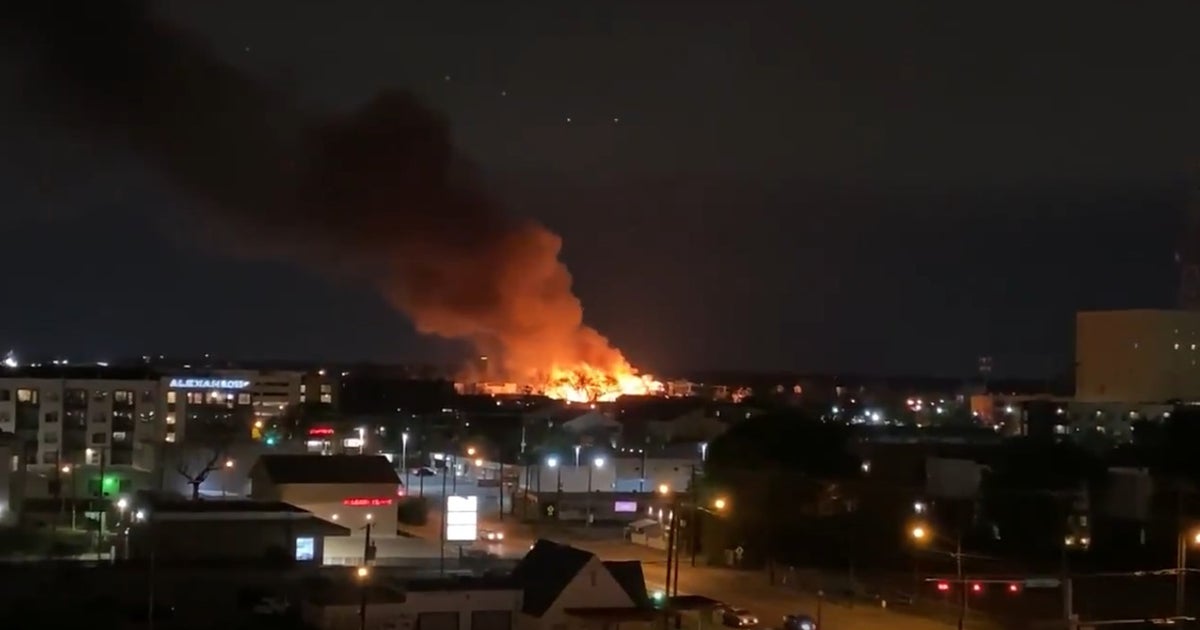 Fire Destroys 4 Apartment Buildings Under Construction In Dallas - CBS ...